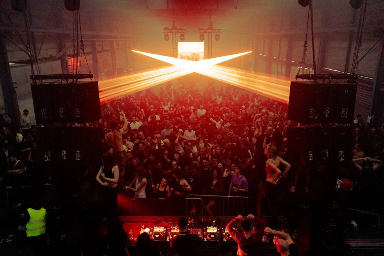 Faisceaux dans la fumée au-dessus du public, ambiance warehouse