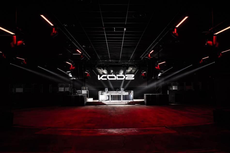 La salle du club Kodz sous les faisceaux