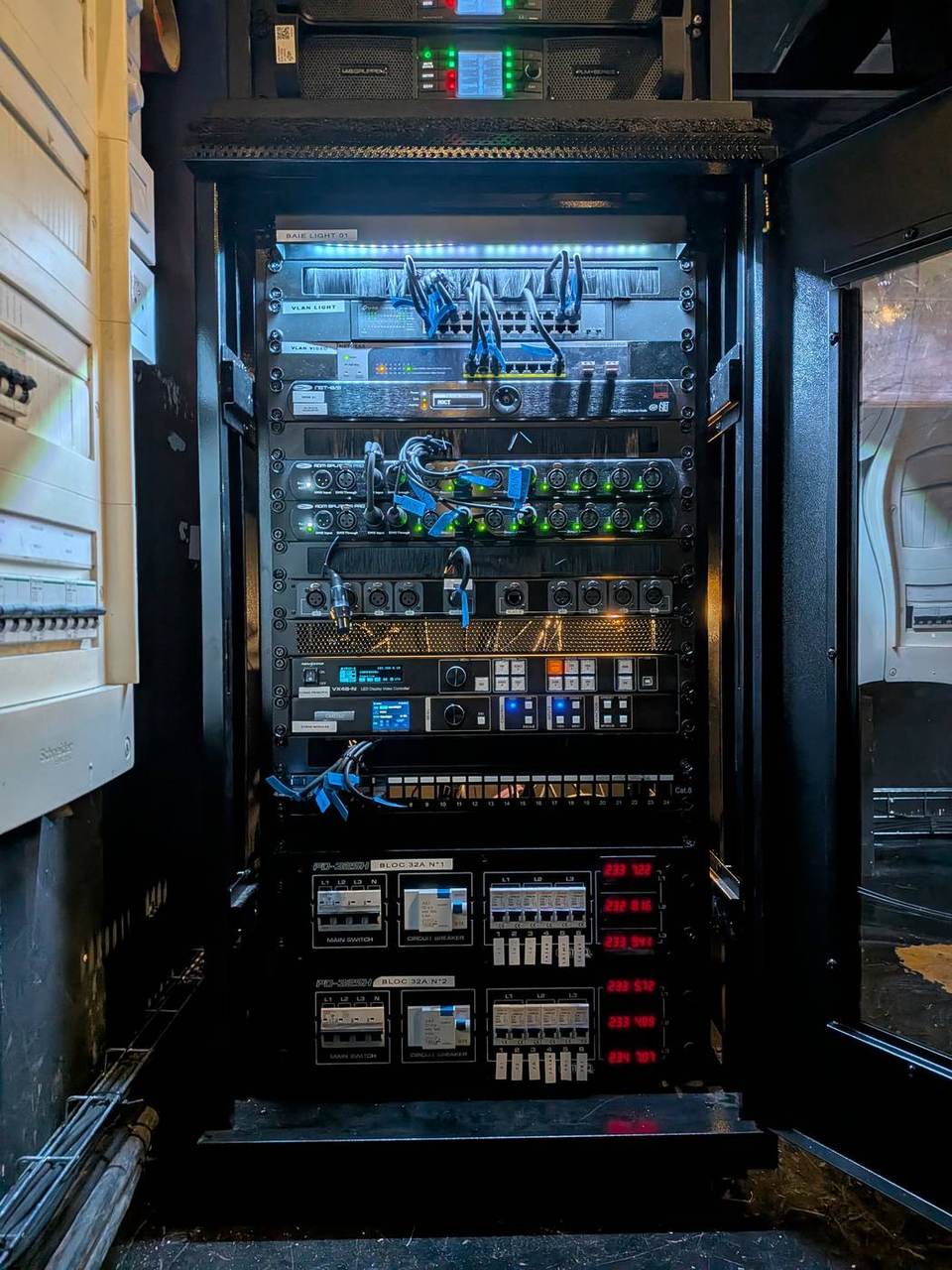 Baie complète : switchs VLAN lumière et vidéo, nœud Art-Net, splitters DMX, distribution