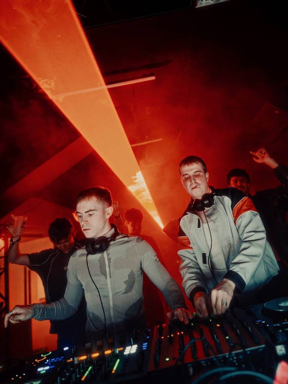Laser rouge au-dessus des DJs